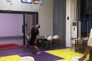 饭店吃饭我只见过有麻将桌、ktv的，第一次见有篮筐的