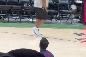 快船vs勇士中场休息时刻，河村勇辉早早出来投篮热身！