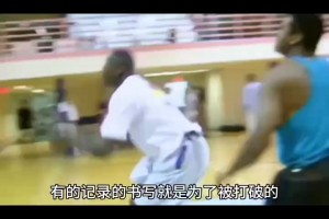 谁更霸气？格里芬早期复刻詹姆斯经典的砸墙扣篮！